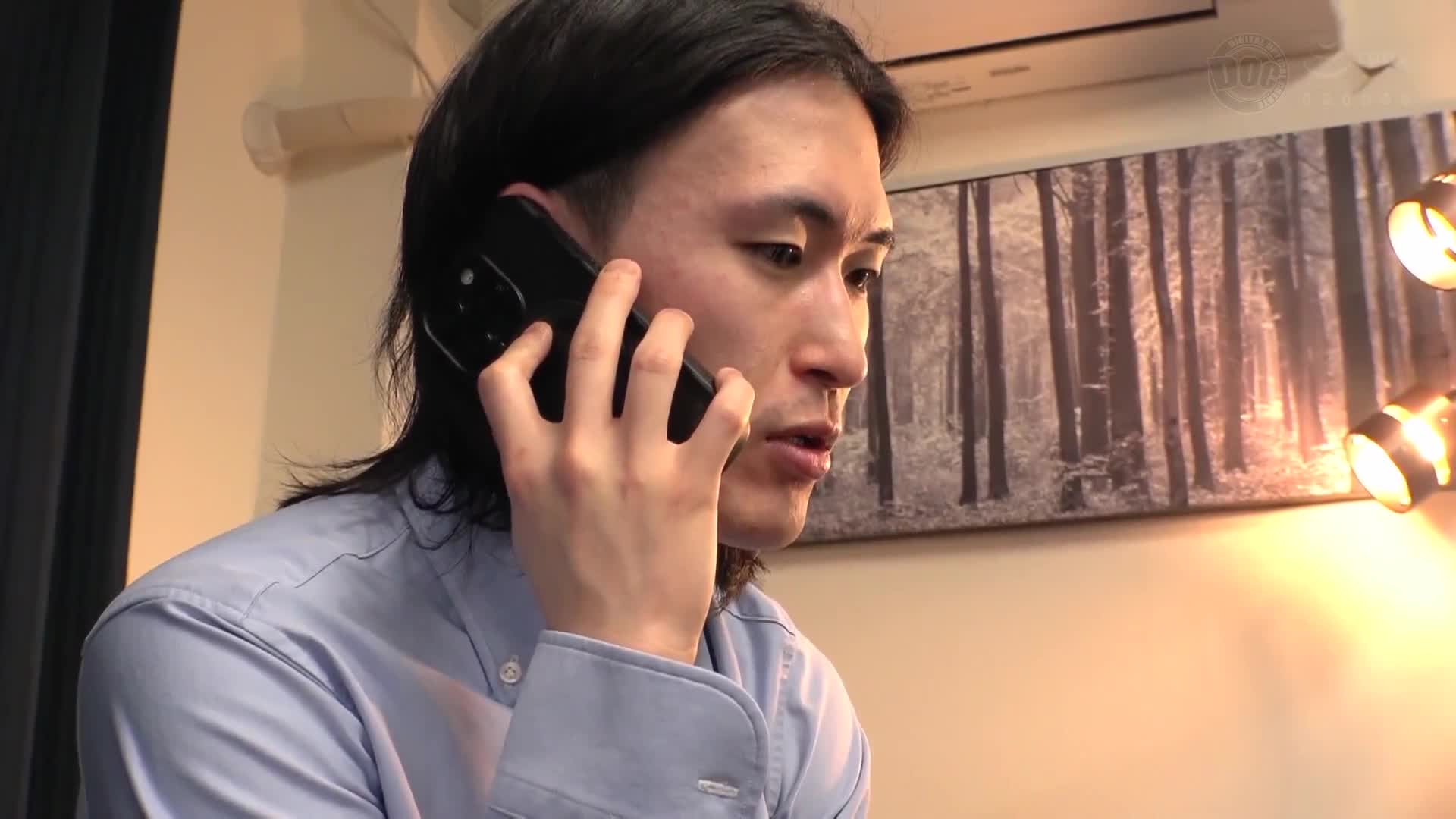 「這樣弄得這麼濕...會被發現起來的啦...」在昏昏欲睡的男友身旁，被隨意摸弄身體卻無法拒絕，假裝睡覺的膽小朋友女友，讓她的私處濕潤不已。 - AV大平台 - 中文字幕，成人影片，AV，國產，線上看