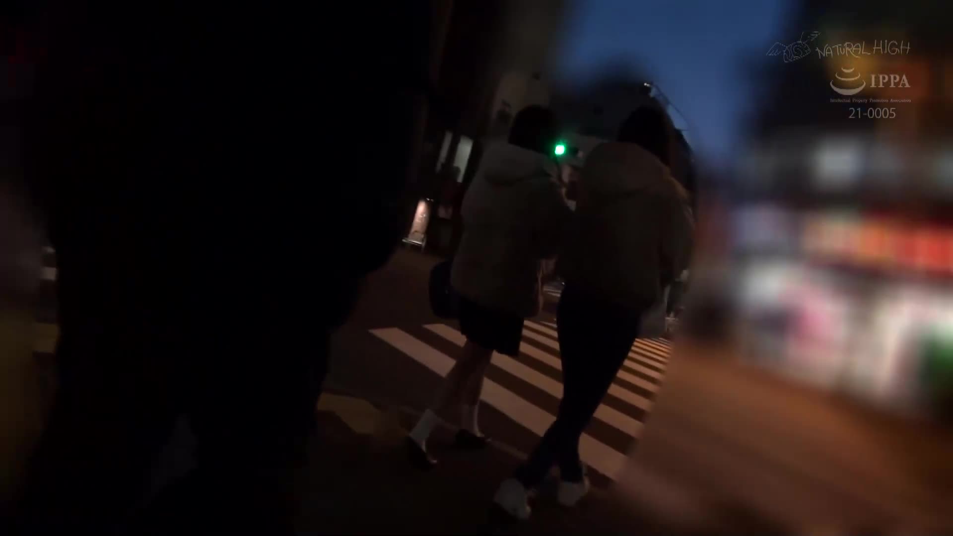 保護女兒而犧牲肛門給入侵者的母親，但最糟糕的是女兒也被捲入其中，開始最糟糕的四人肛交親子4P 2 - AV大平台 - 中文字幕，成人影片，AV，國產，線上看