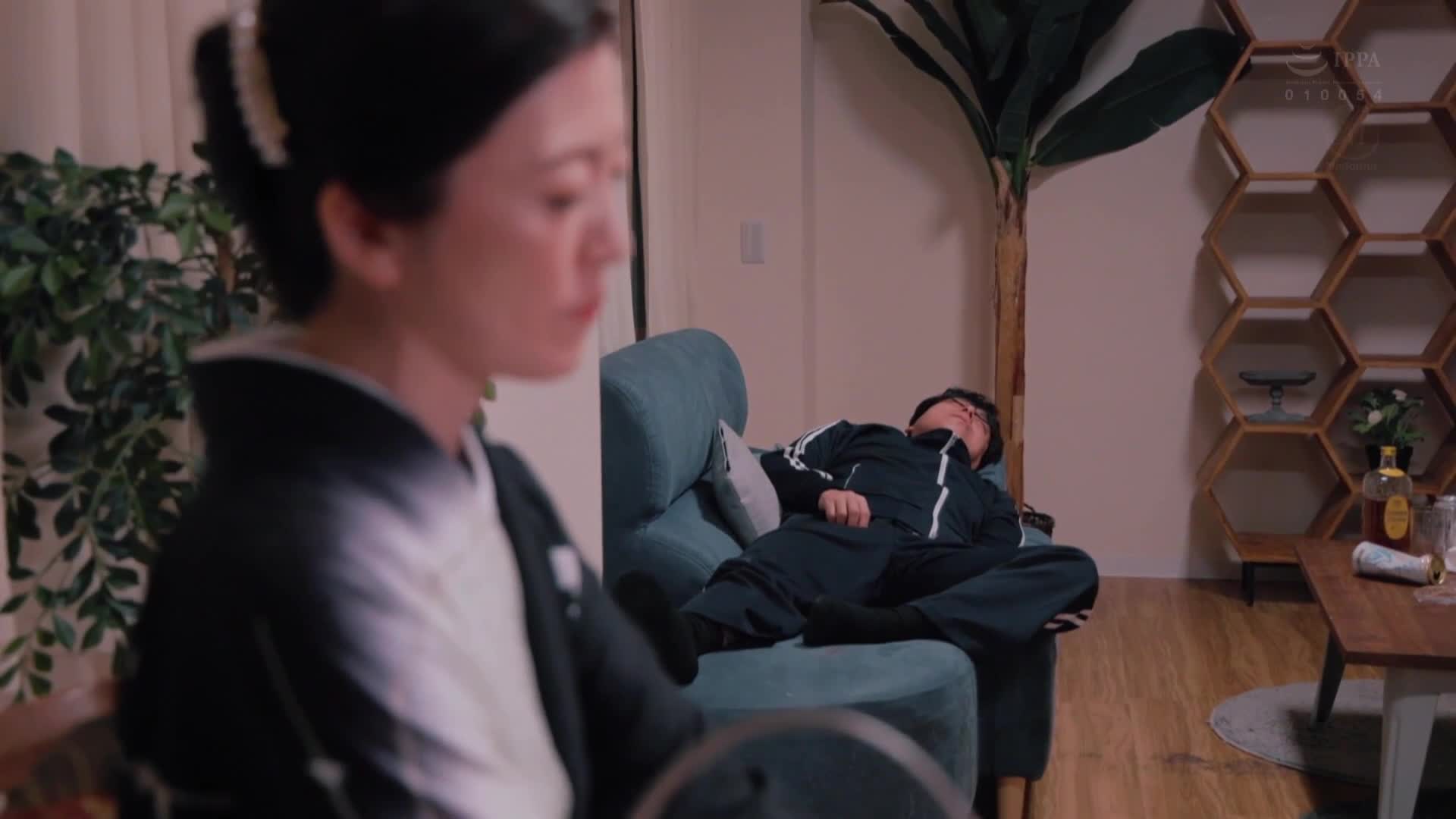 高級俱樂部的人妻，被太客的汗水和體液弄髒，閉店後進行中出枕頭業務。木下凛凛子 - AV大平台 - 中文字幕，成人影片，AV，國產，線上看