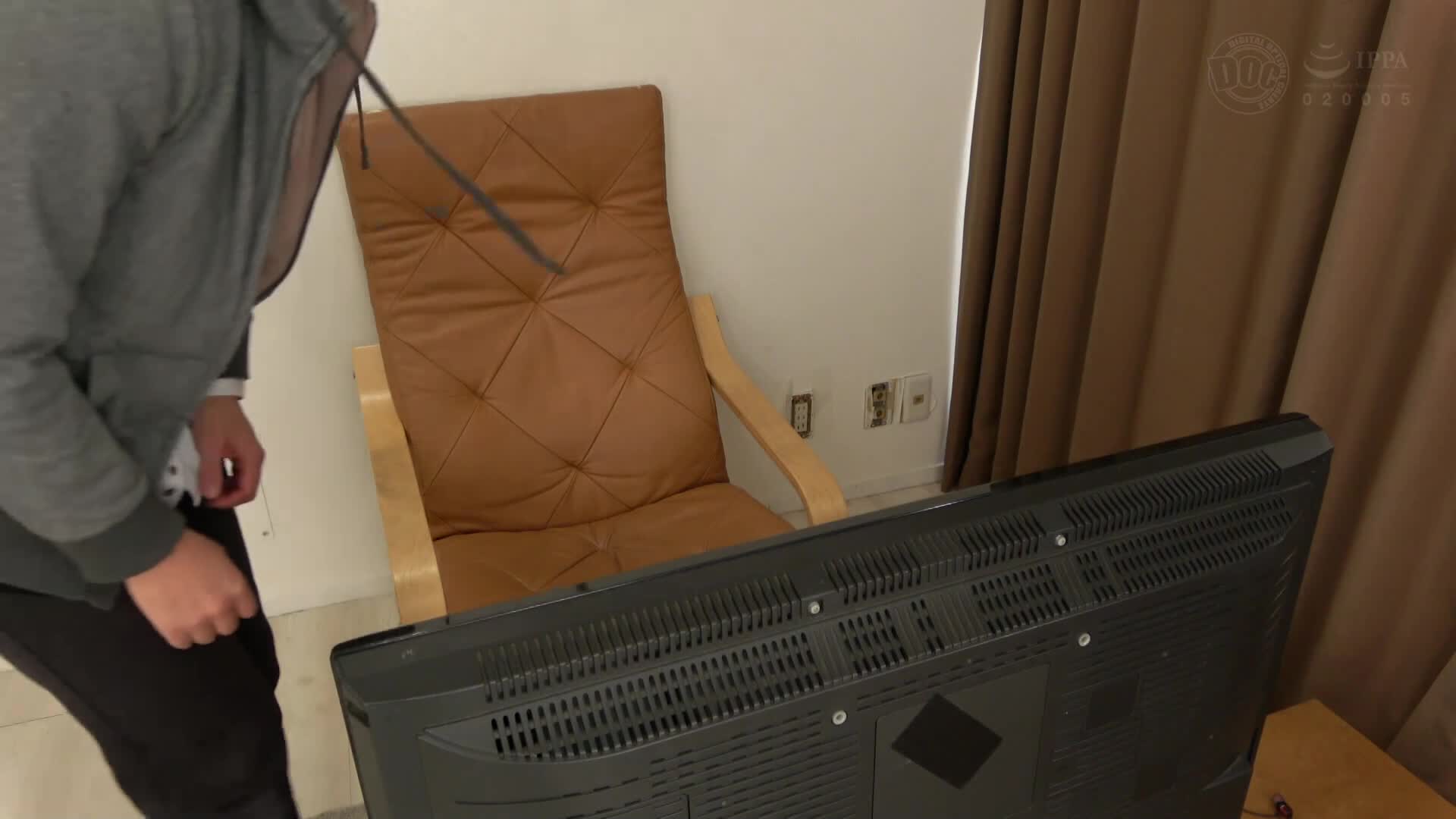 『紀念裸體拍攝中的人妻，共演男性模特兒展示比丈夫大得多的大雞雞，會發生什麼事情！？』端莊的人妻被迫參與裸體拍攝♪第一次見面就對巨根感到興奮…！子宮受到直擊！大雞雞內射導致理性崩潰！【街頭素人監控♯小雅… - AV大平台 - 中文字幕，成人影片，AV，國產，線上看