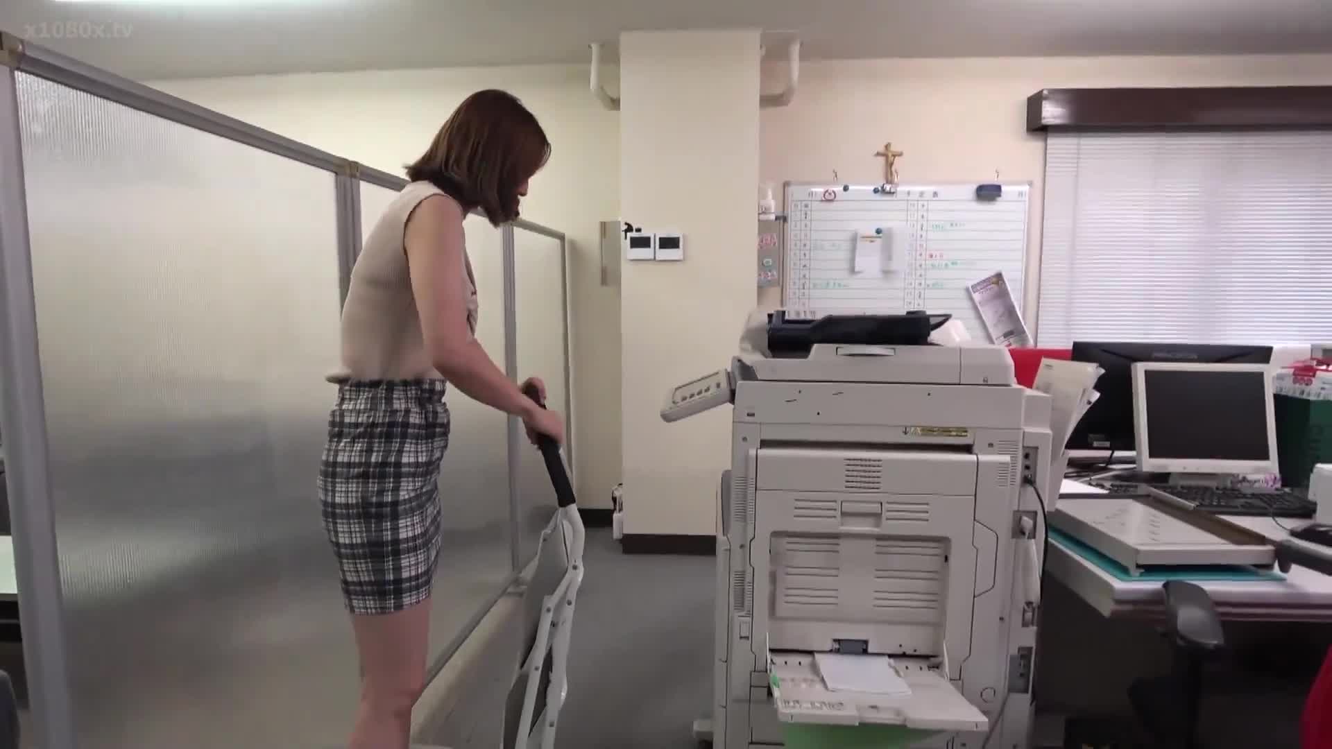 想舔舐美熟女的足底直到軟綿綿的！卯水咲流 - AV大平台 - 中文字幕，成人影片，AV，國產，線上看