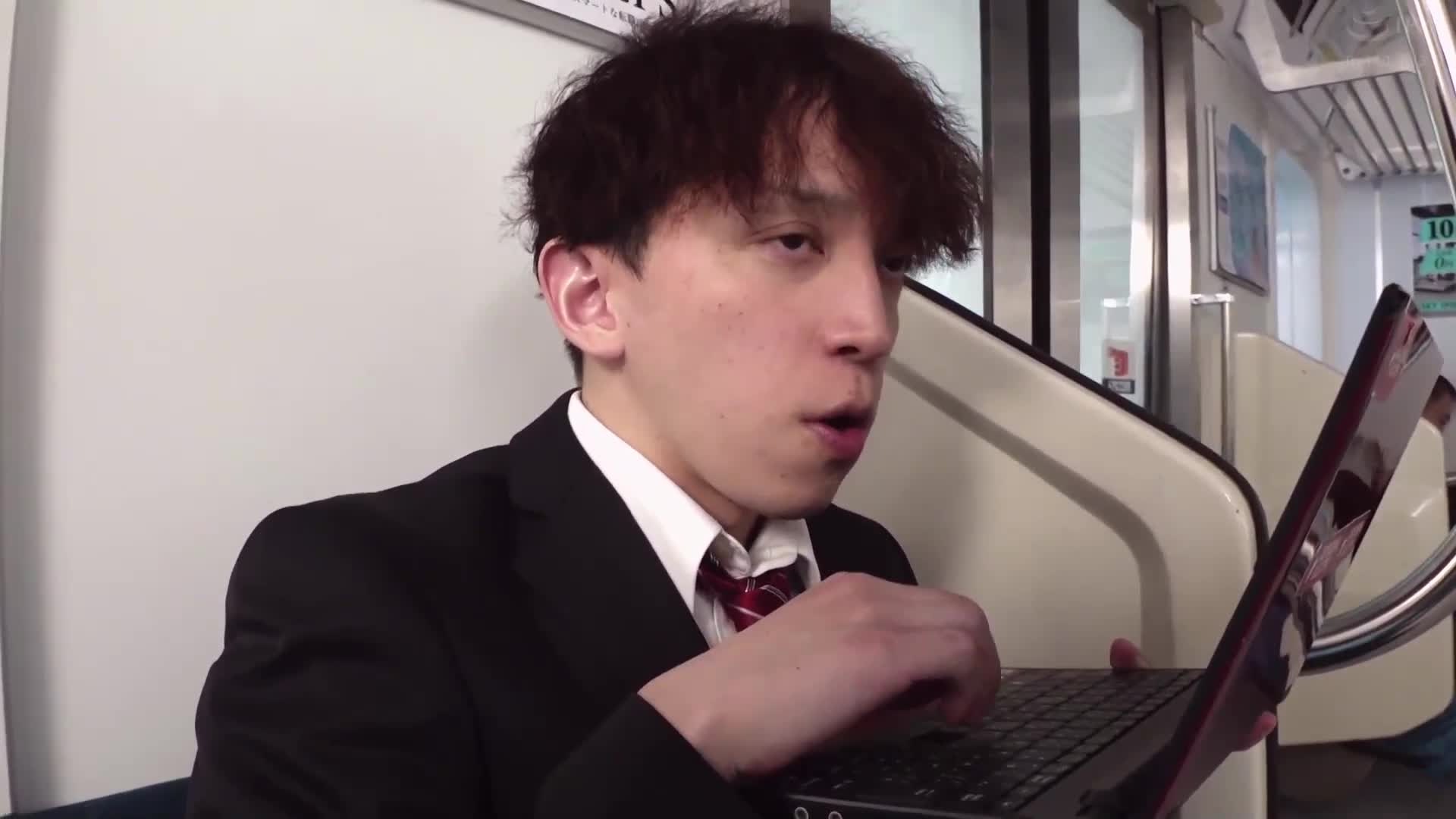 不機嫌的短裙！在工作時經常露出內褲的女性員工。我以為她對我偷看內褲生氣了？但原來是因為我沒有對她提出色情邀約而生氣！ - AV大平台 - 中文字幕，成人影片，AV，國產，線上看