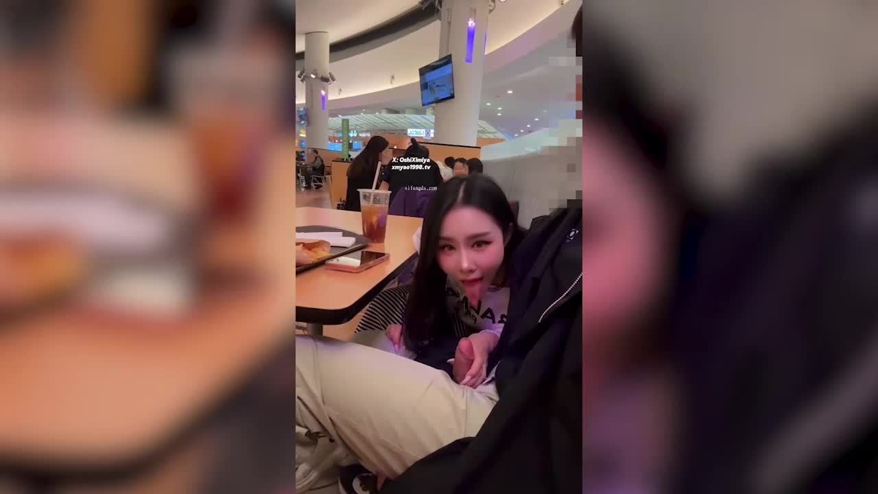 超美整活禦姐-汐夢瑤-在全是人的商場裡幫別人打飛機，期間一直有人經過，太刺激了，最後把精液射在雞蛋仔上再全部吃下去，色氣滿滿~ - AV大平台 - 中文字幕，成人影片，AV，國產，線上看