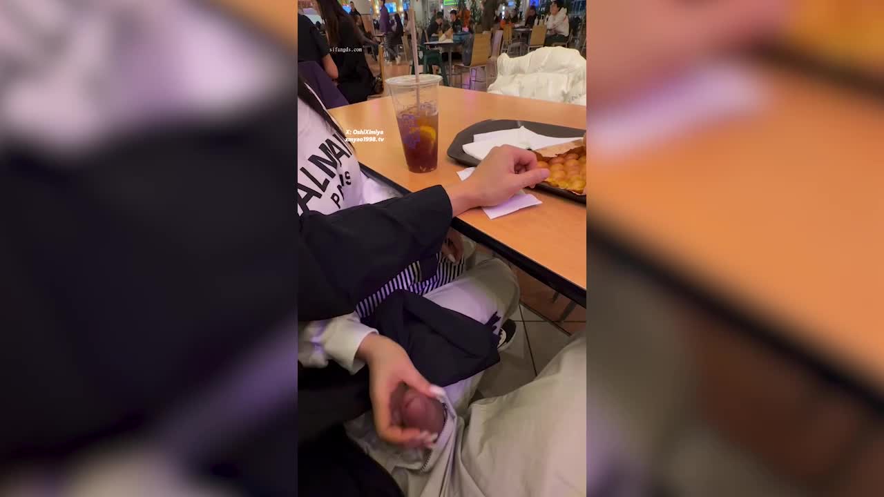 超美整活禦姐-汐夢瑤-在全是人的商場裡幫別人打飛機，期間一直有人經過，太刺激了，最後把精液射在雞蛋仔上再全部吃下去，色氣滿滿~ - AV大平台 - 中文字幕，成人影片，AV，國產，線上看