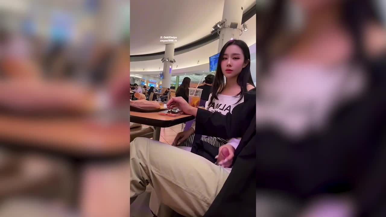 超美整活禦姐-汐夢瑤-在全是人的商場裡幫別人打飛機，期間一直有人經過，太刺激了，最後把精液射在雞蛋仔上再全部吃下去，色氣滿滿~ - AV大平台 - 中文字幕，成人影片，AV，國產，線上看