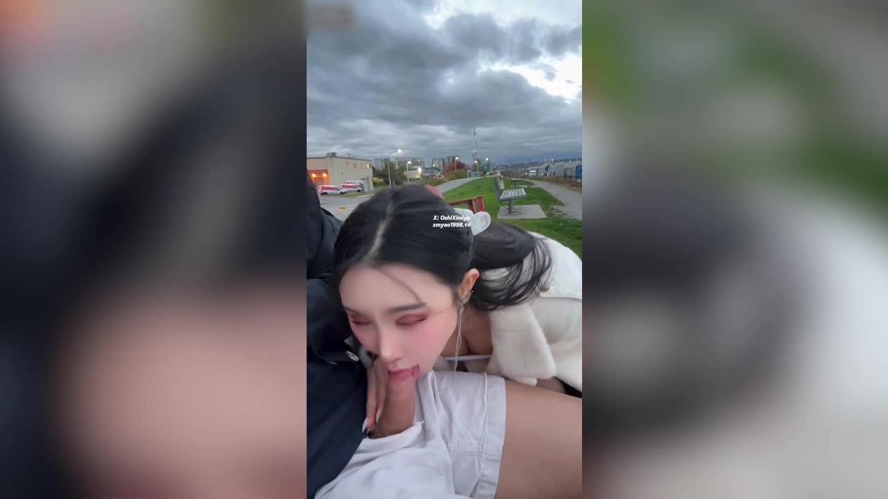 超美整活禦姐-汐夢瑤-背後就是大馬路！到處都是人來來往往，一對夫妻路過時我坐在JJ上真的動都不敢動一下，視頻都無法還原當時的刺激！ - AV大平台 - 中文字幕，成人影片，AV，國產，線上看