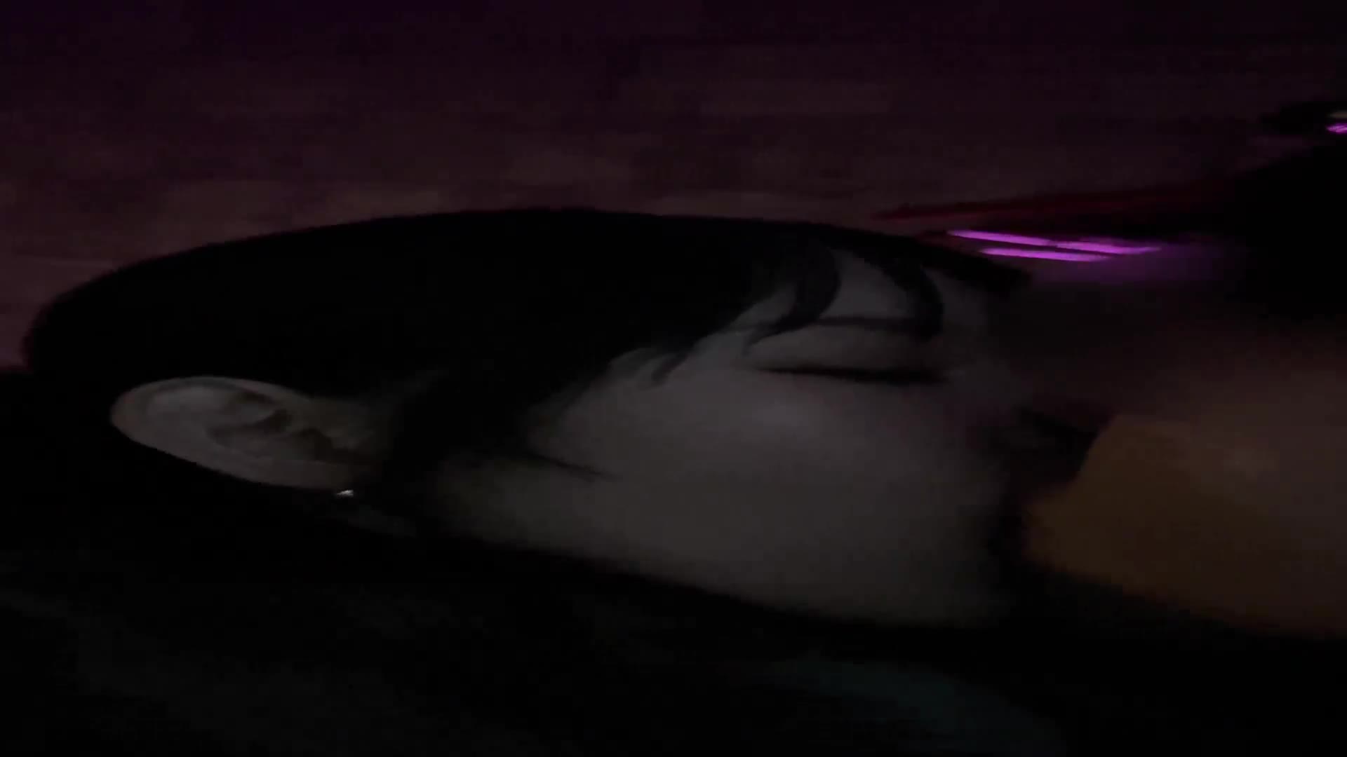 秘密與丈夫搞色情的妻子。一進入酒店就迫不及待地親吻，說著「一直都想要…」。即將進行性行為時，「這樣的東西（婚戒）不需要吧？」我會射進去給你。【附贈特典影片】 - AV大平台 - 中文字幕，成人影片，AV，國產，線上看