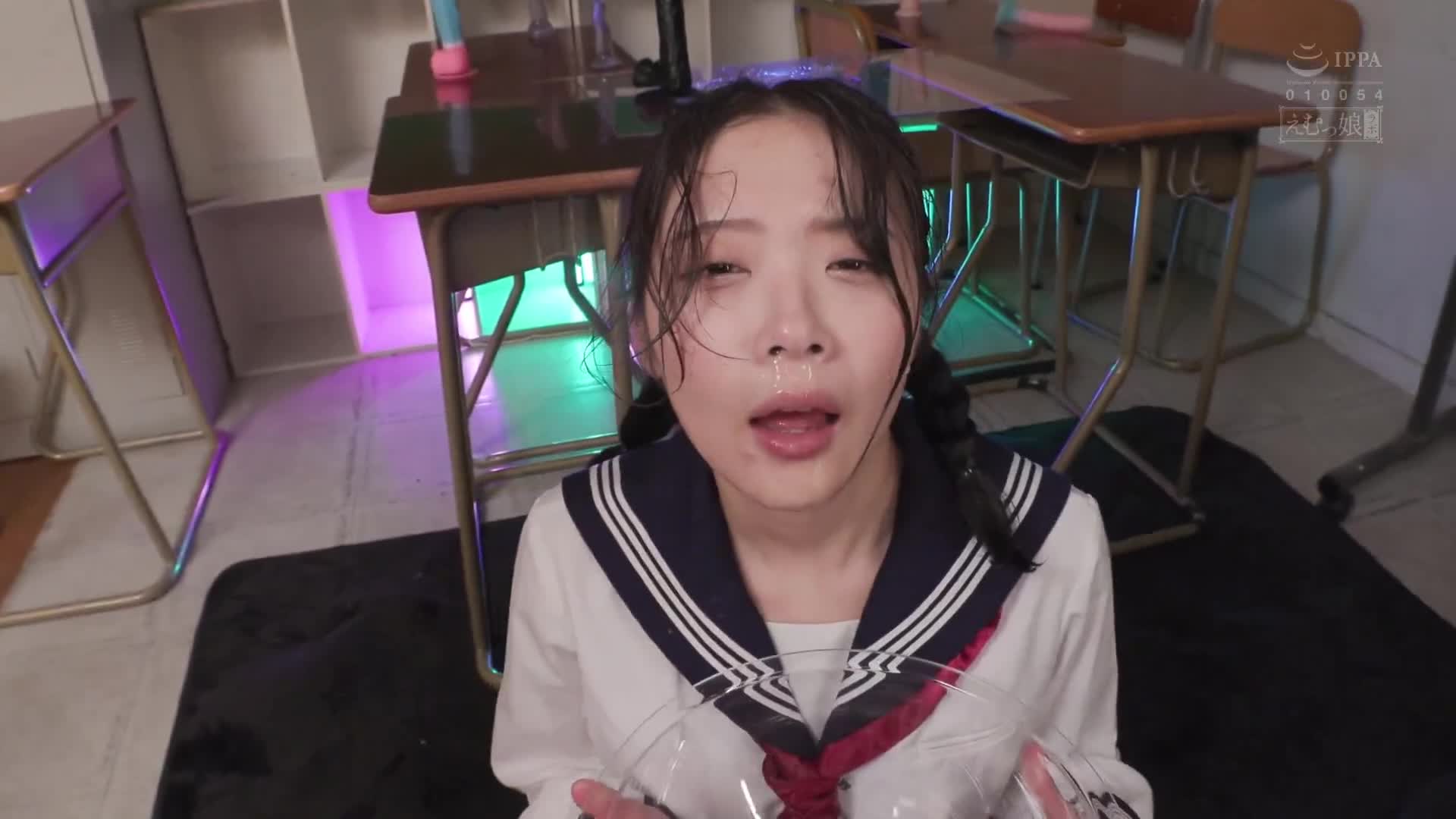 喉嚨深處的女性進行水處理，飲下臭味濃烈的污水！射出的精液13次！嘔吐1860毫升！自己尿尿580毫升 二葉惠麻 - AV大平台 - 中文字幕，成人影片，AV，國產，線上看