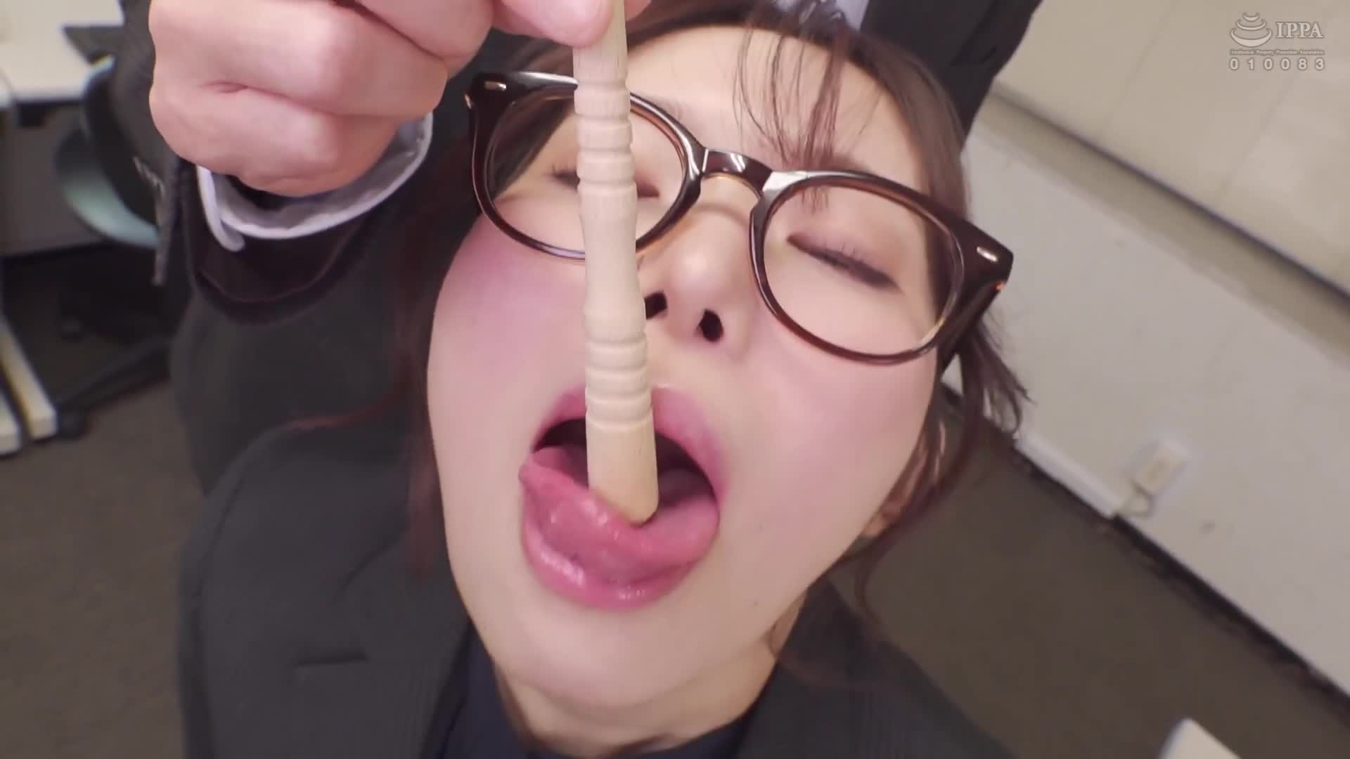 白天是沉默認真的資深OL，晚上卻是無底的口交狂人！每晚在辦公室裡品嚐後輩的陰莖，一直口交到疲憊！直到美麗的臉變得濕漉漉且滿是精液，才終於滿足。響蓮。 - AV大平台 - 中文字幕，成人影片，AV，國產，線上看